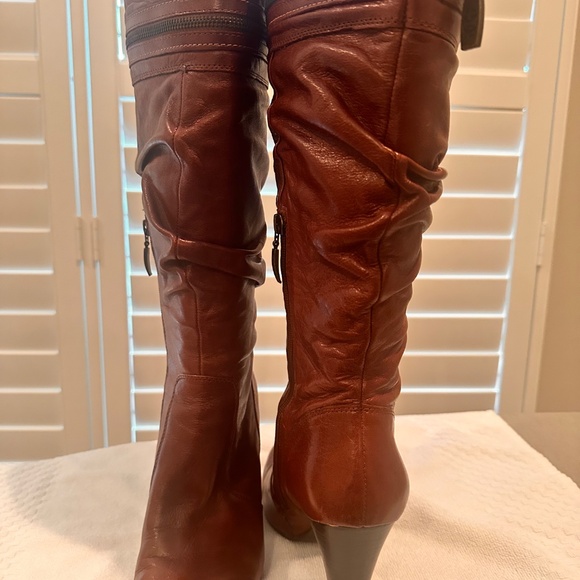 Medium brown boots - Picture 9 of 16